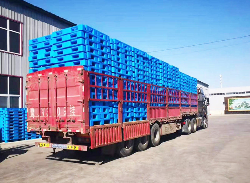 塑料托盤整車發(fā)貨，已經(jīng)裝好準(zhǔn)備發(fā)車